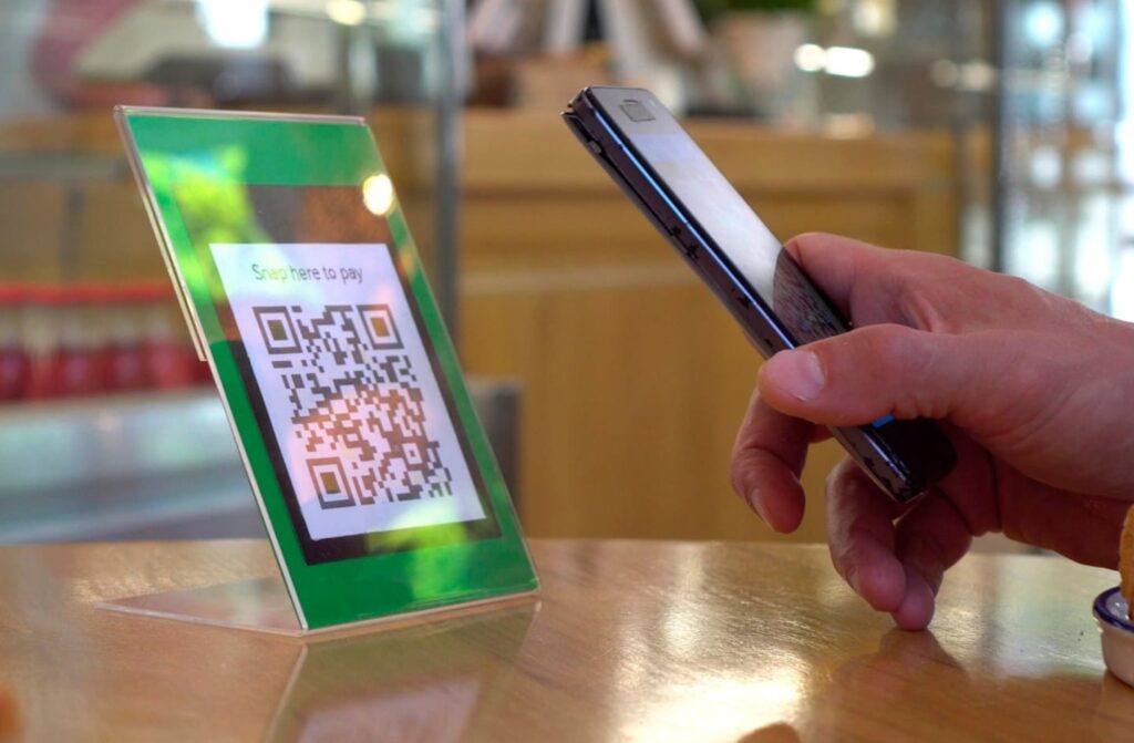 Imagen referencial del pago con QR. / Foto: Agenda Económica.