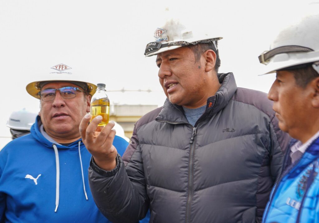 Dirigentes del transporte de La Paz observan una muestra de gasolina en la planta de YPFB de El Alto. / Foto: YPFB