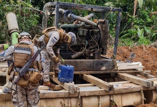 Efectivos de la Armada destruyen maquinaria de la minería ilegal. / Foto: Armada.