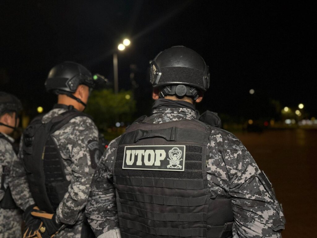 Efectivos de la Policía en un patrullaje en la ciudad de Santa Cruz. / Foto: Policía.