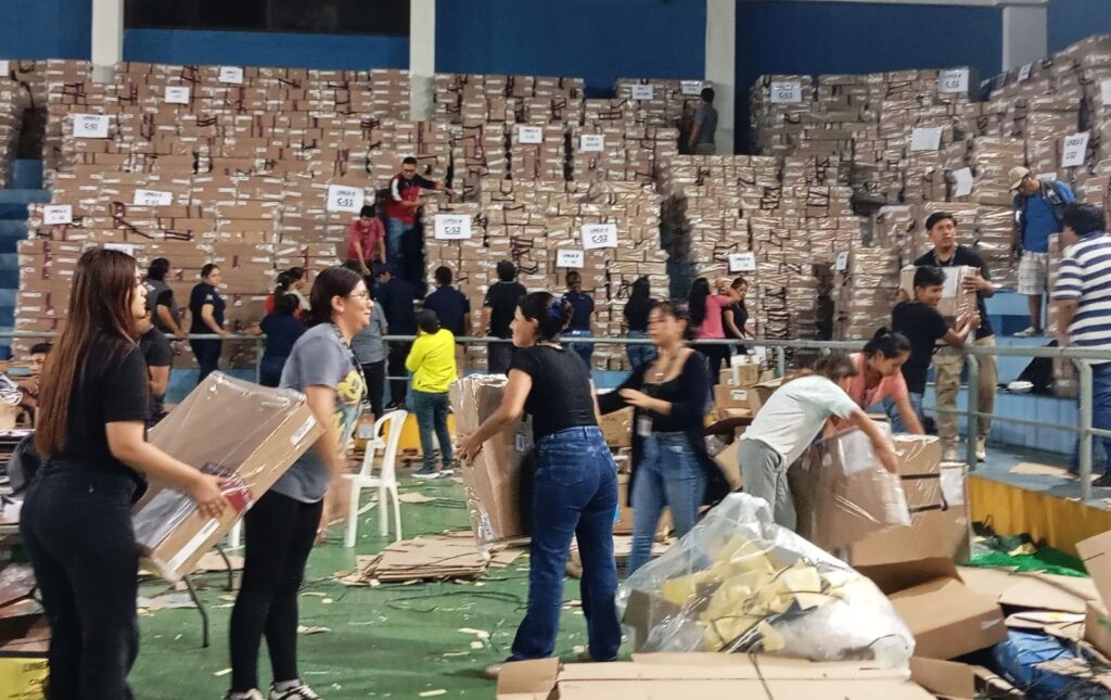 El material electoral en el centro de logística de Santa Cruz. / Foto: TED SCZ