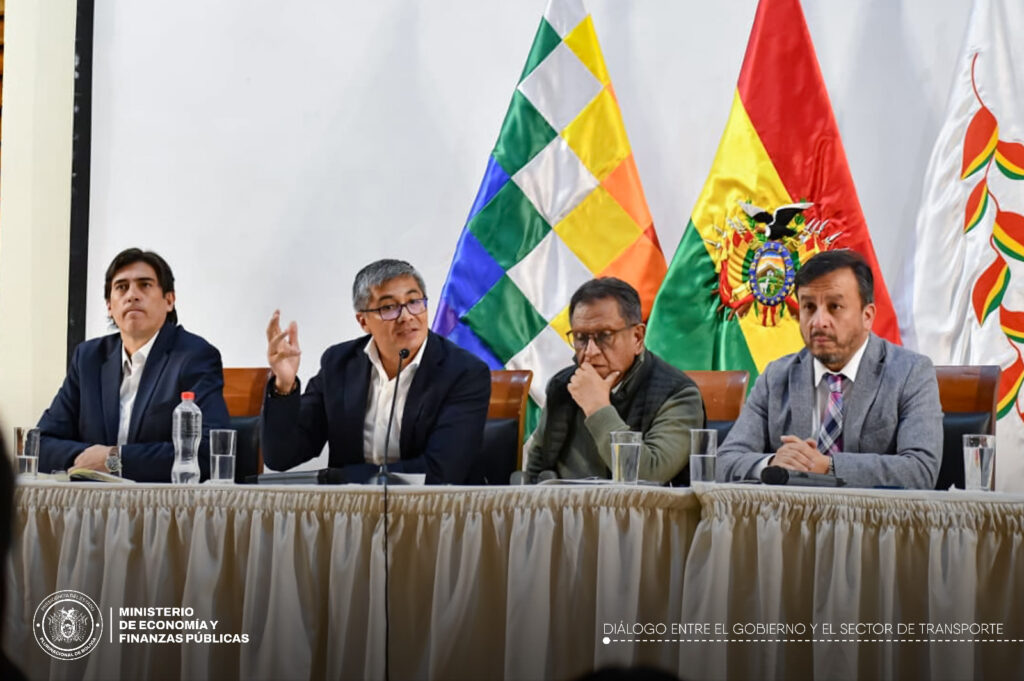 El ministro Espinoza habla en el diálogo con los choferes de La Paz. / Foto: MEFP.