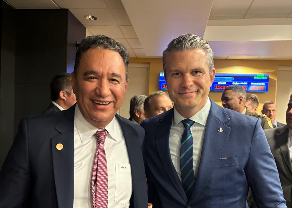 El ministro de Defensa de Bolivia, Marcelo Salinas, y el secretario de Guerra de EEUU, Pete Hegseth. / Foto: Min. Defensa.