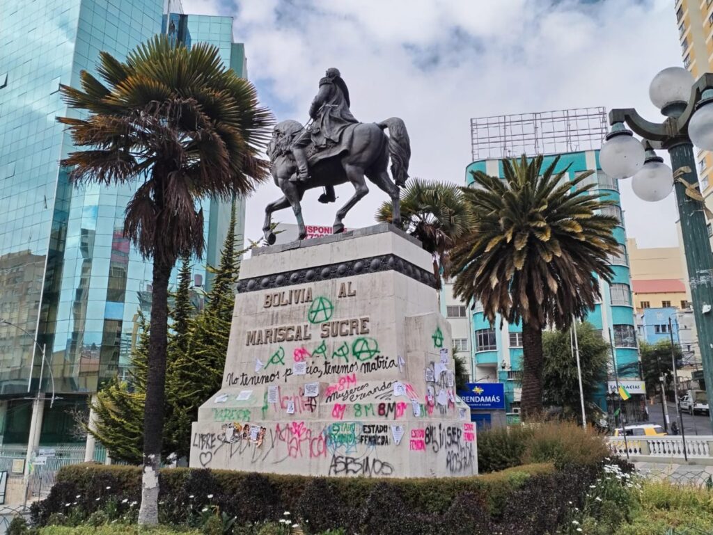 El monumento a Antonio José de Sucre, en La Paz, apareció con grafitis. / Foto: AMUN.