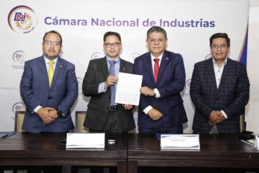 El presidente de la Cámara Nacional de Industrias (CNI), Gonzalo Morales, cuando presentaron la ley de inversiones. / Foto: CNI