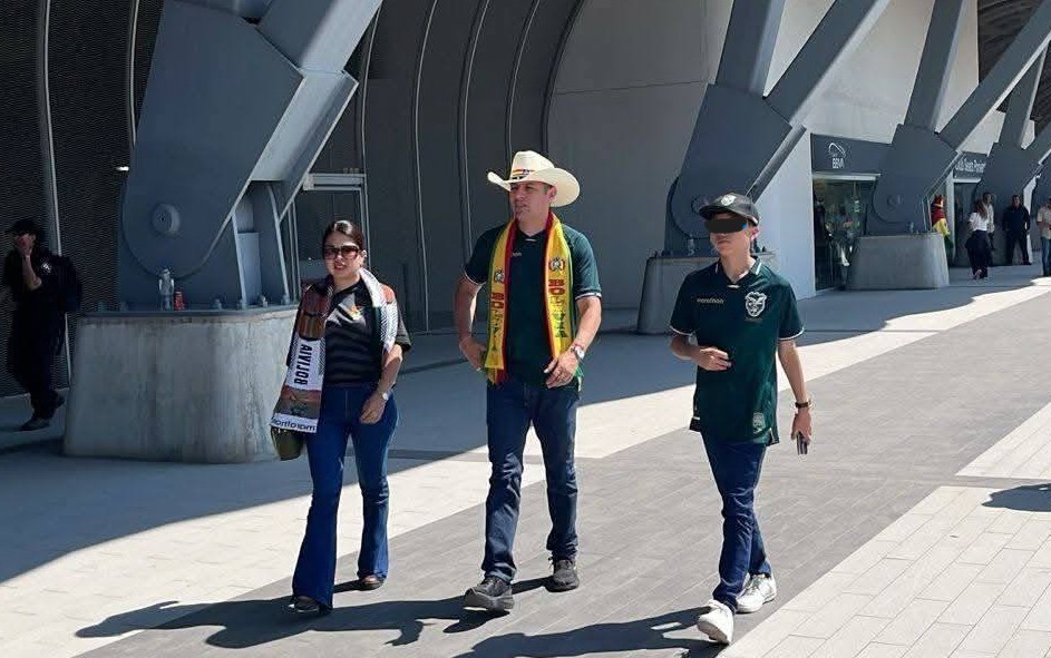 El vicepresidente Edmand Lara y su esposa Diana Romero llegan al estadio. / Foto: Abya Yala