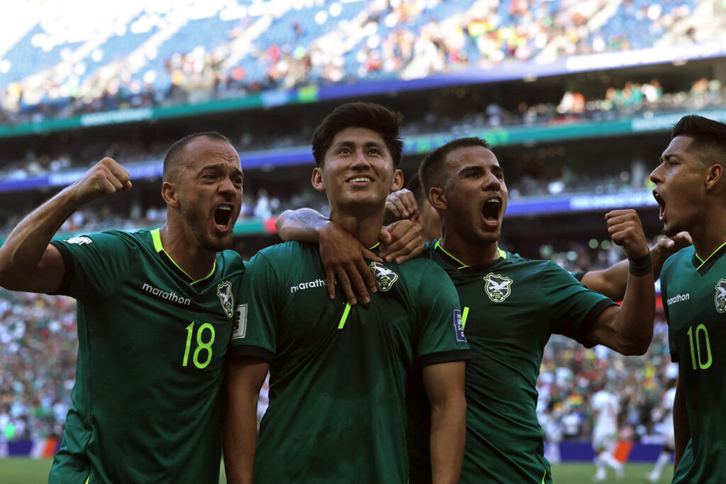 Jugadores de la selección boliviana celebran el segundo gol ante Surinam. / Foto de Julio Cesar AGUILAR / AFP publicado por la Conmebol