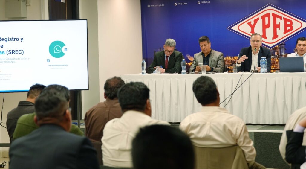 La reunión de los choferes de La Paz y las autoridades de YPFB. / Foto: YPFB