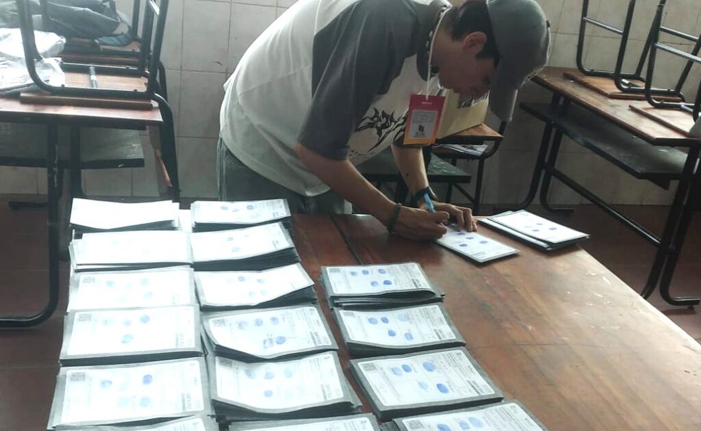 Un jurado alista las boletas en la elección el domingo en Santa Cruz. / Foto: TED Santa Cruz.