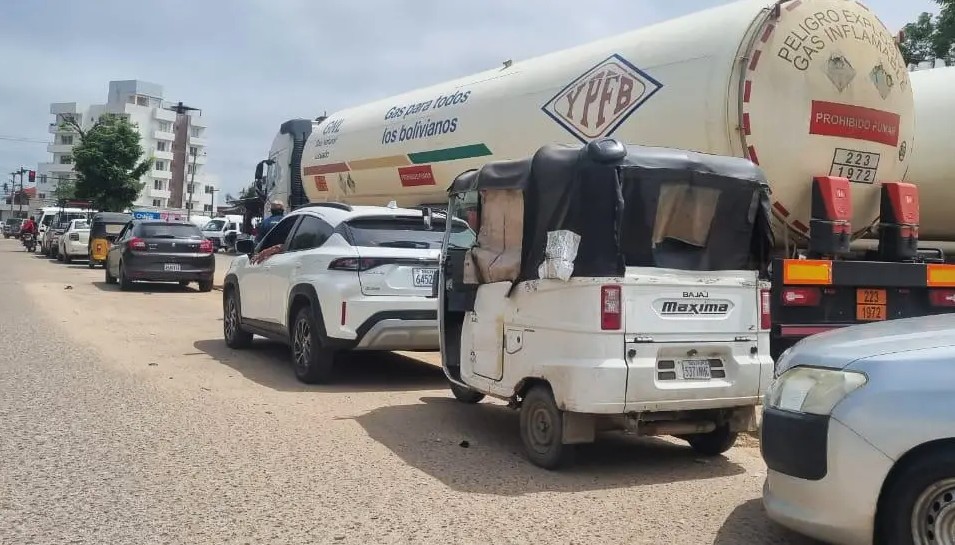 Las filas que se registraron en surtidores de Santa Cruz. / Foto: Unitel