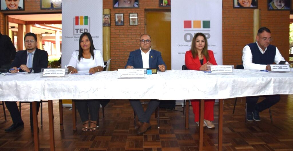 Los vocales del TSE en una reunión por las elecciones subnacionales. / Foto: TSE.