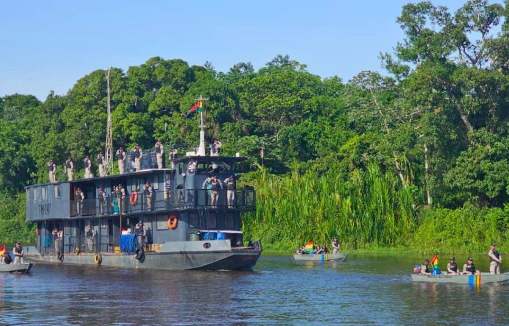 Una embarcación de la Armada recorre uno de los ríos de Bolivia. / Foto: AB.