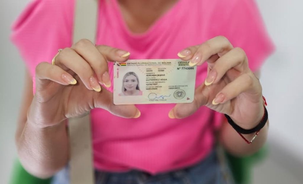 Una persona muestra su cédula de identidad. / Foto: SEGIP