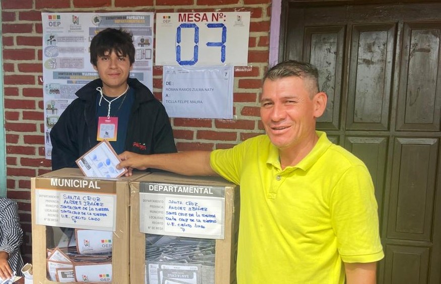 Una persona vota en las elecciones subnacionales en Santa Cruz. / Foto: TED Santa Cruz.