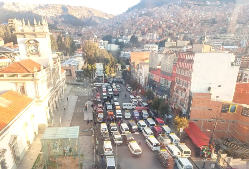 El bloqueo de los choferes en la estación del teleférico rojo de La Paz. / Foto: RRSS