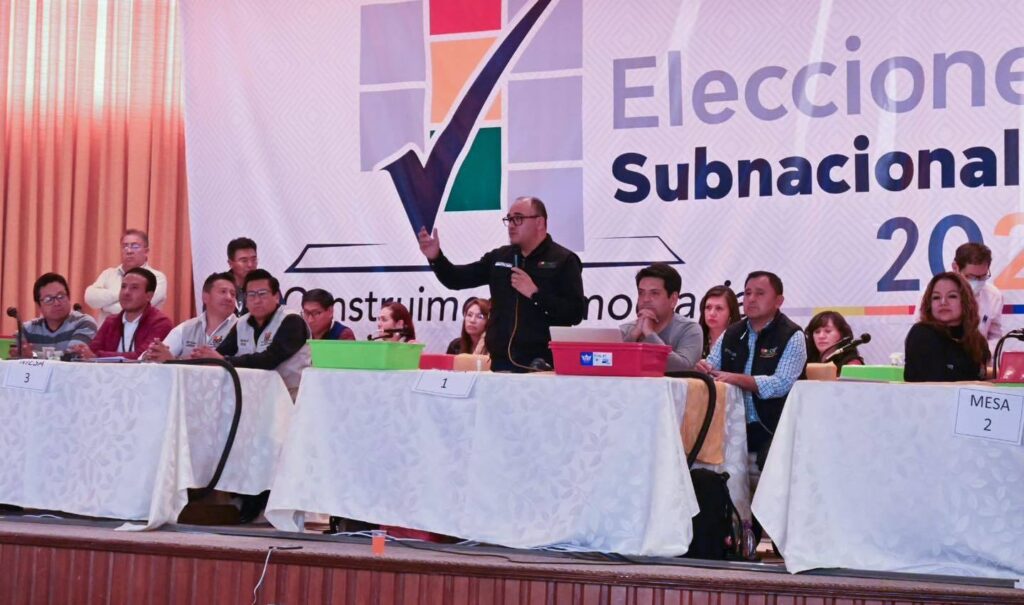 Al centro, el presidente del TSE Gustavo Ávila en la primera vuelta de las elecciones. / Foto: TSE.