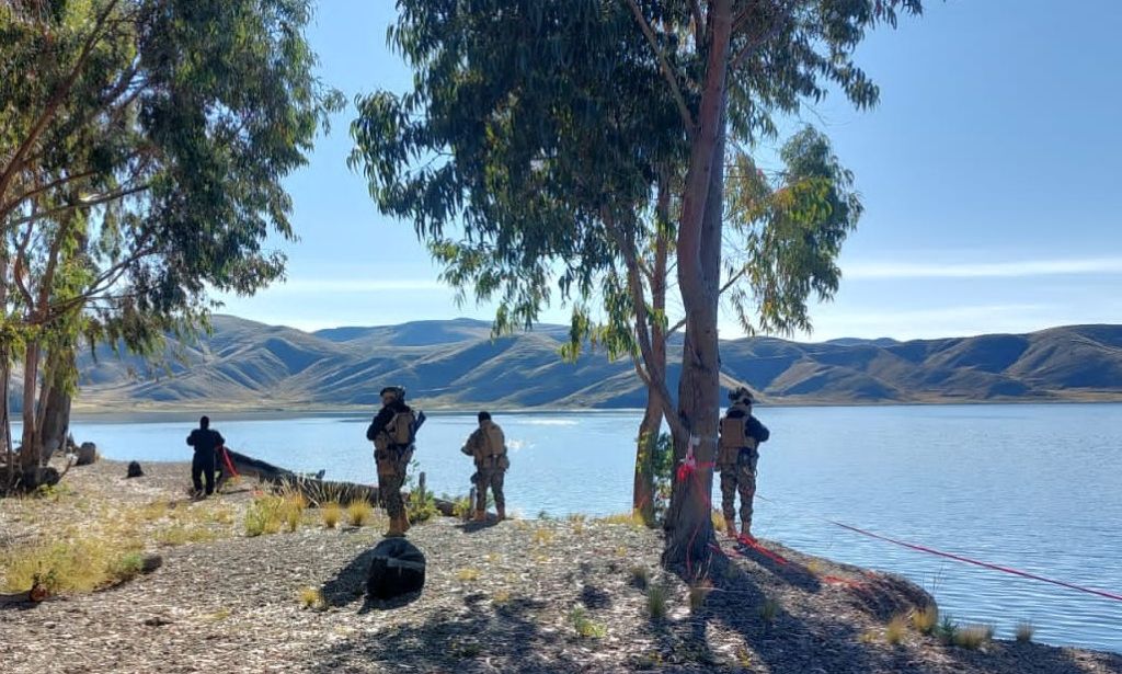 Efectivos de la Armada inspección una zona del lago Titicaca. / Foto: AB.