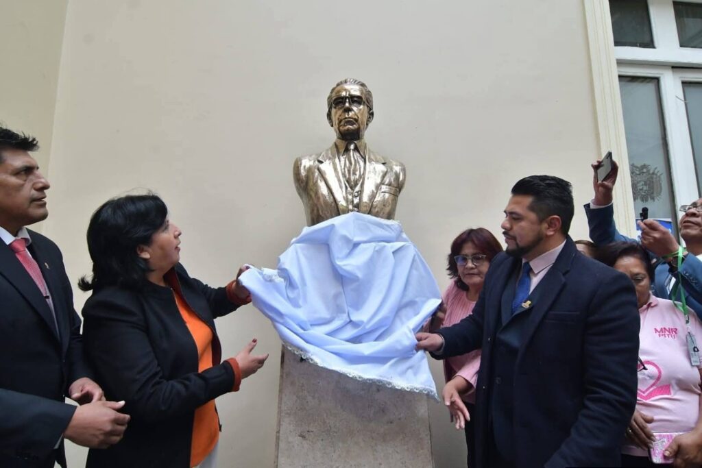 El busto del expresidente Víctor Paz Estenssoro. / Foto: RKC