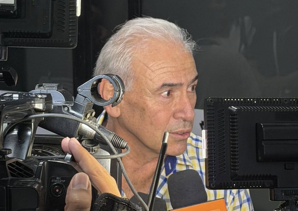 El exministro Guido Áñez habla con la prensa tras su llegada a Santa Cruz. / Foto: Tatiana Añez