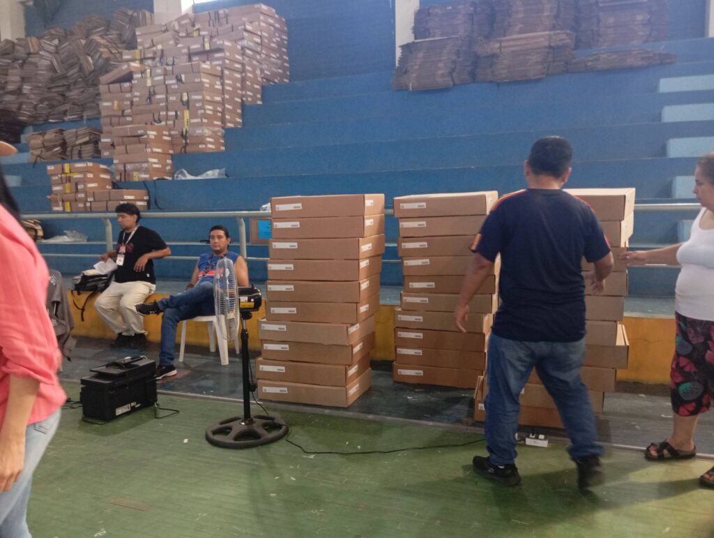 El material electoral que se distribuyó en la primera vuelta de las elecciones subnacionales. / Foto: TED Santa Cruz.