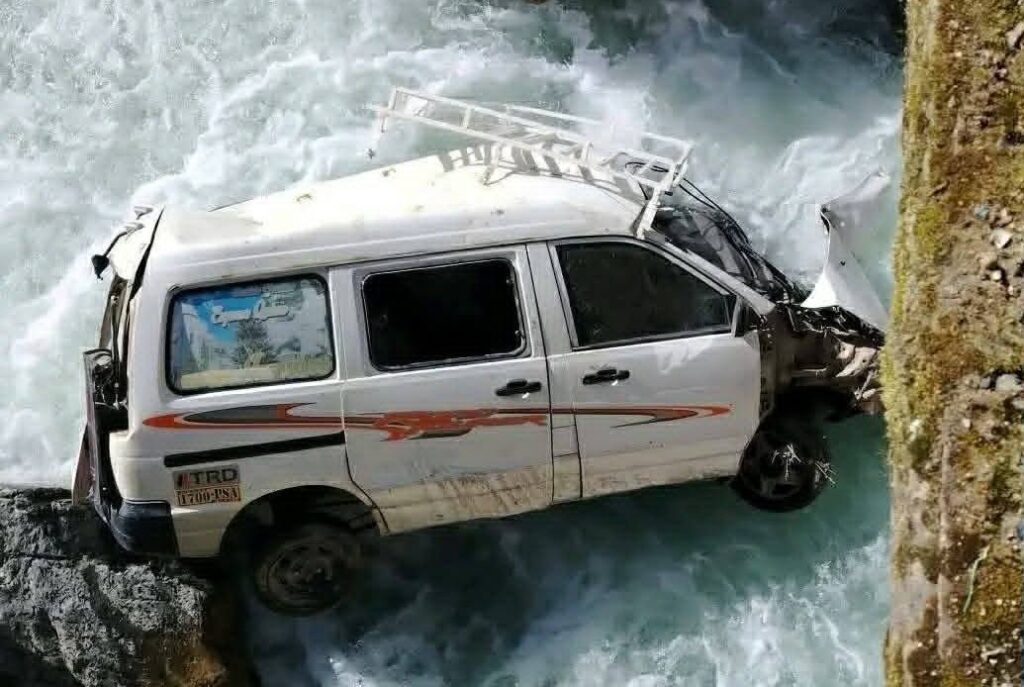 El minibús que cayó en el río de Quime. / Foto: Vos TV