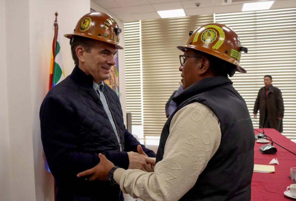 El presidente Paz saluda a uno de los dirigentes de las cooperativas mineras. / Foto: RP