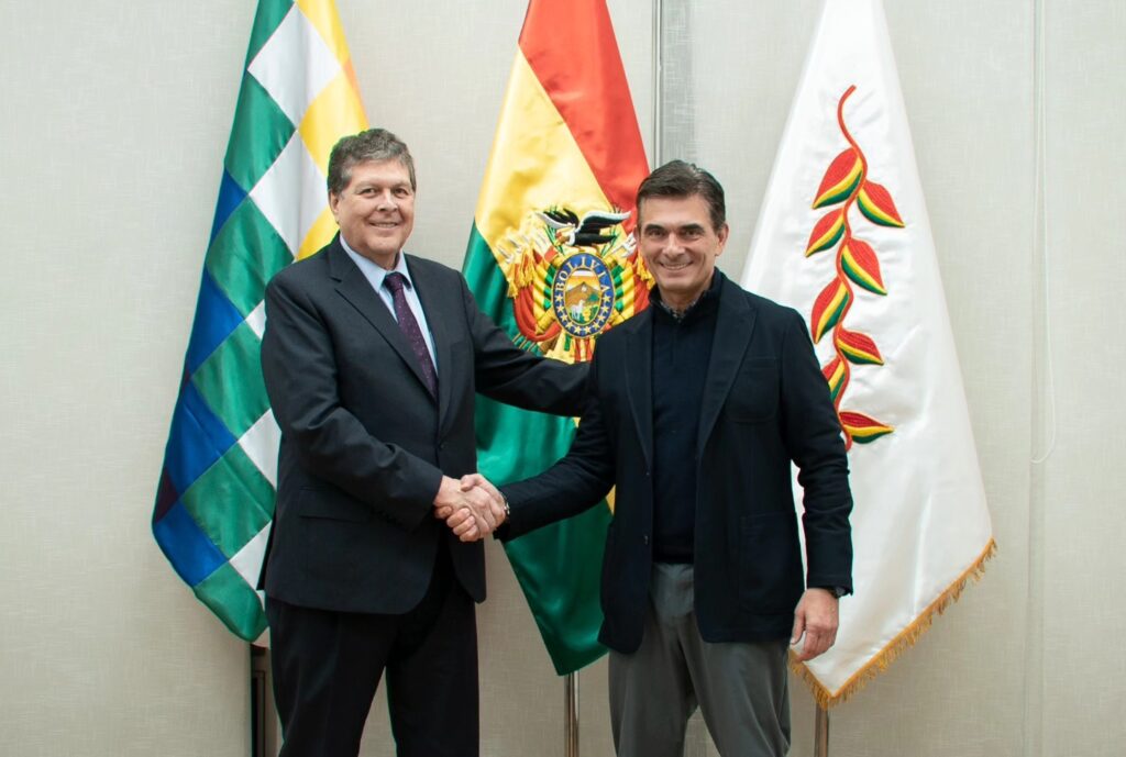 El presidente Rodrigo Paz Pereira posesionó a Marcelo Blanco Quintanilla como nuevo ministro de Hidrocarburos. / Foto: Rodrigo Paz