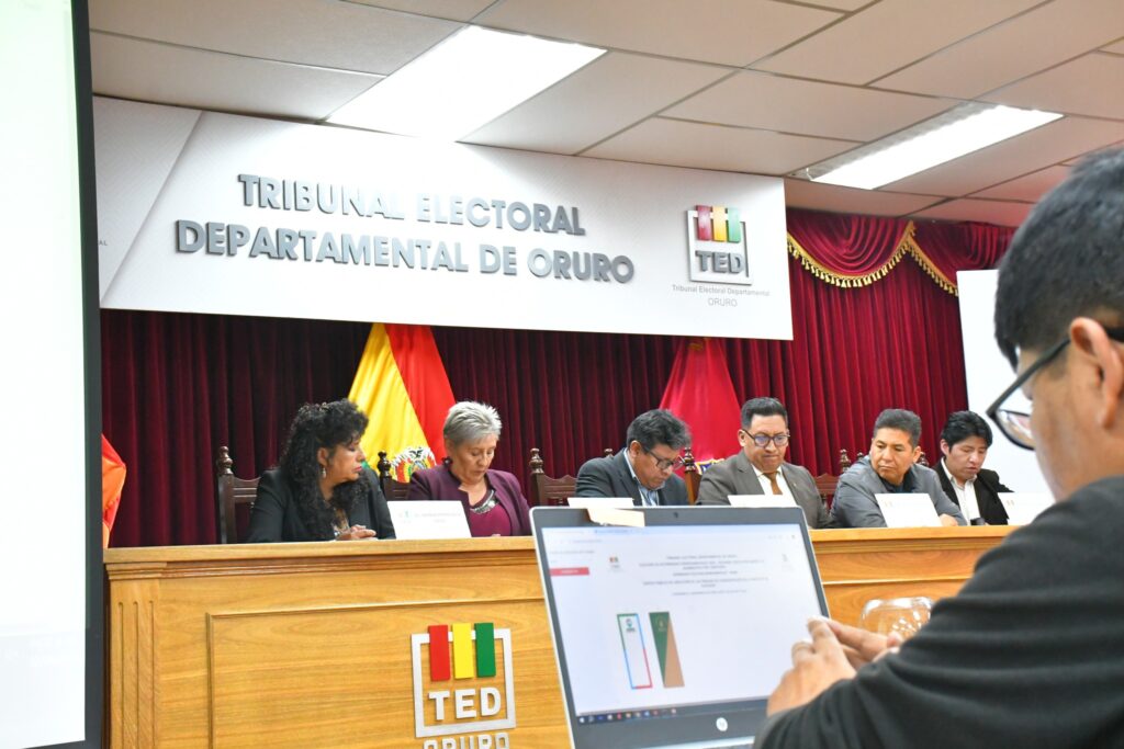 El sorteo de las franjas para el balotaje en la provincia Sajama. / Foto: TED Oruro.