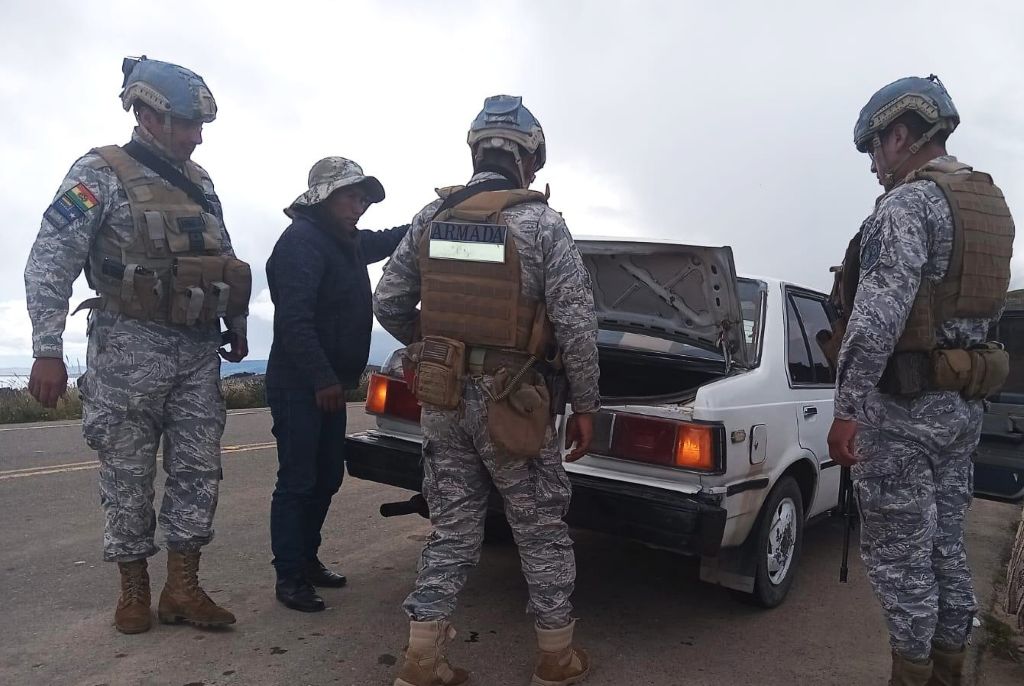 La Armada despliega fuerzas de élite para recuperar el armamento robado en Chua Cocani. / Foto: Armada