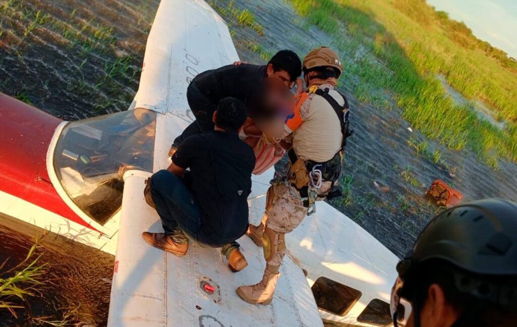 La bebé rescatada de la avioneta que aterrizó en el agua, en Beni. / Foto: FAB.