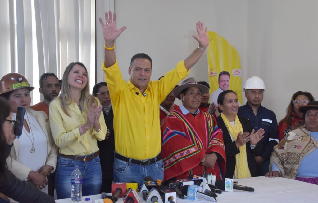 Luis Revilla en una conferencia con sus militantes. / Foto: LR.