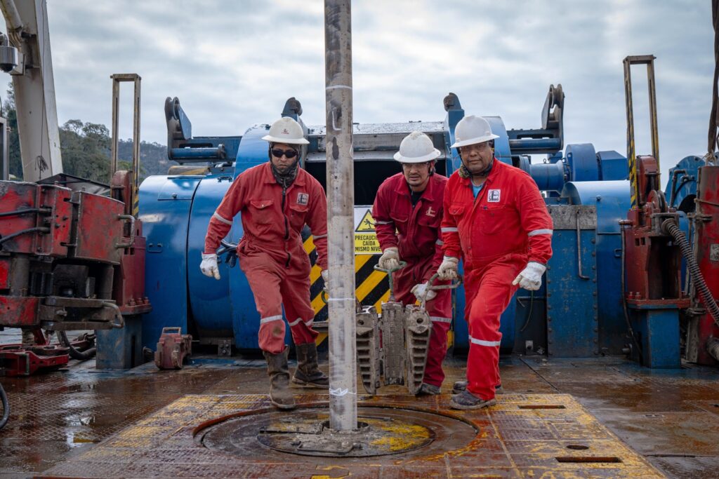 Operarios de YPFB en un proyecto. / Foto: YPFB