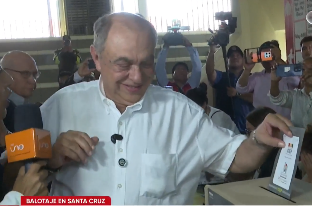 Ritter vota en el balotaje. / Foto: captura de video