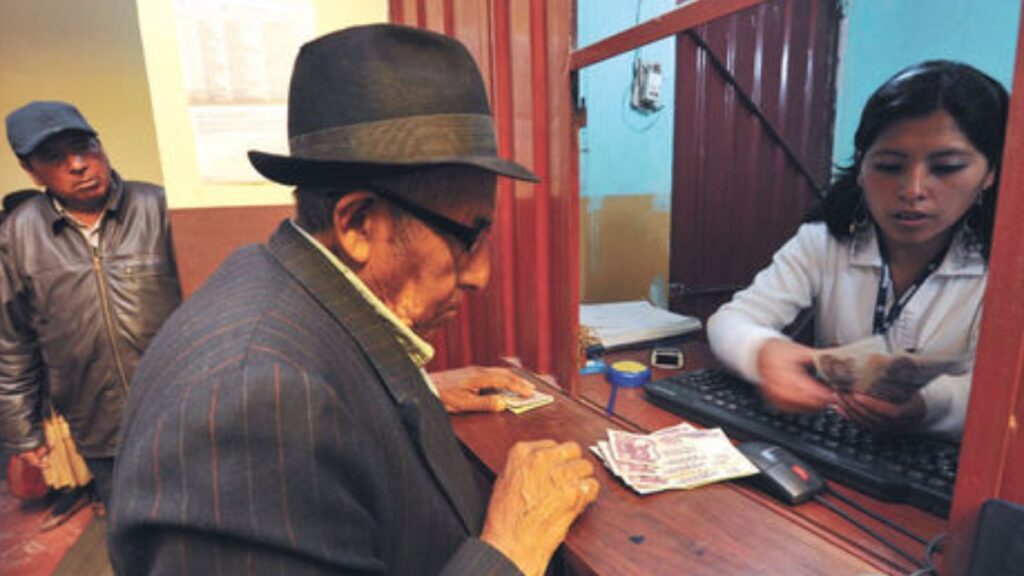 Un adulto mayor cobra su renta. / Foto: ANF.