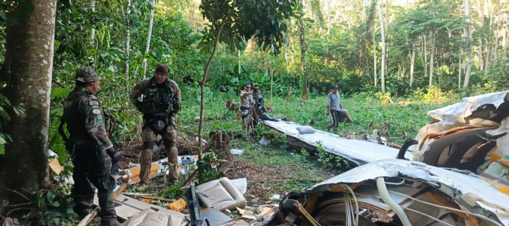 Uniformados en el lugar del siniestro de la aeronave, en el TIPNIS. / Foto: Información Express