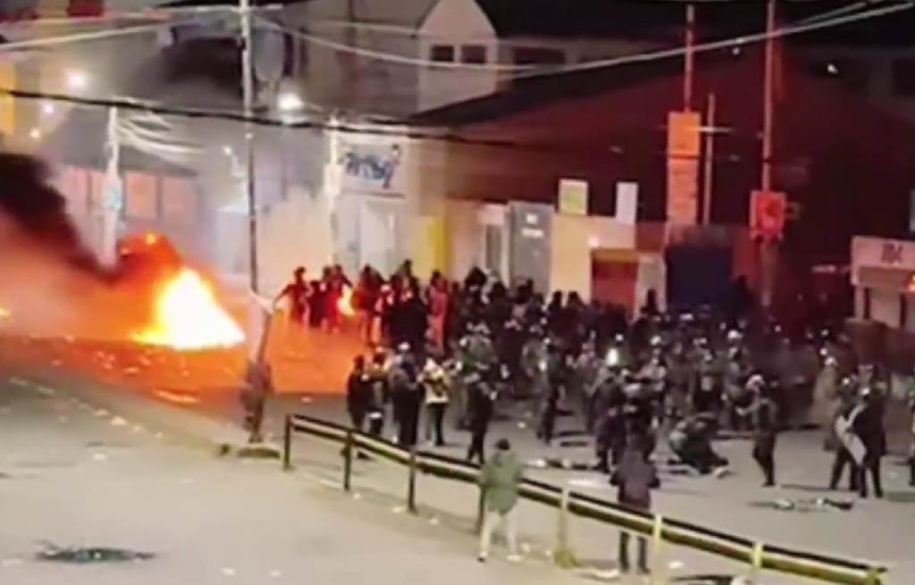 Efectivos de la Policía y los militares despejan el bloqueo en Río Seco. / Foto Captura de video Seo Tv