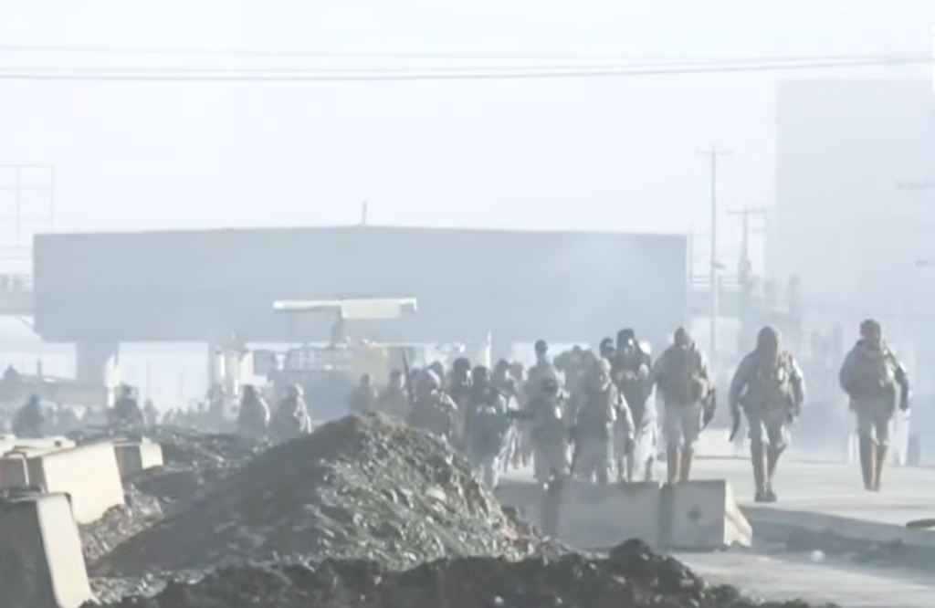 Los uniformados gasifican a los movilizados en Ventilla. Foto captura de video de Unitel.