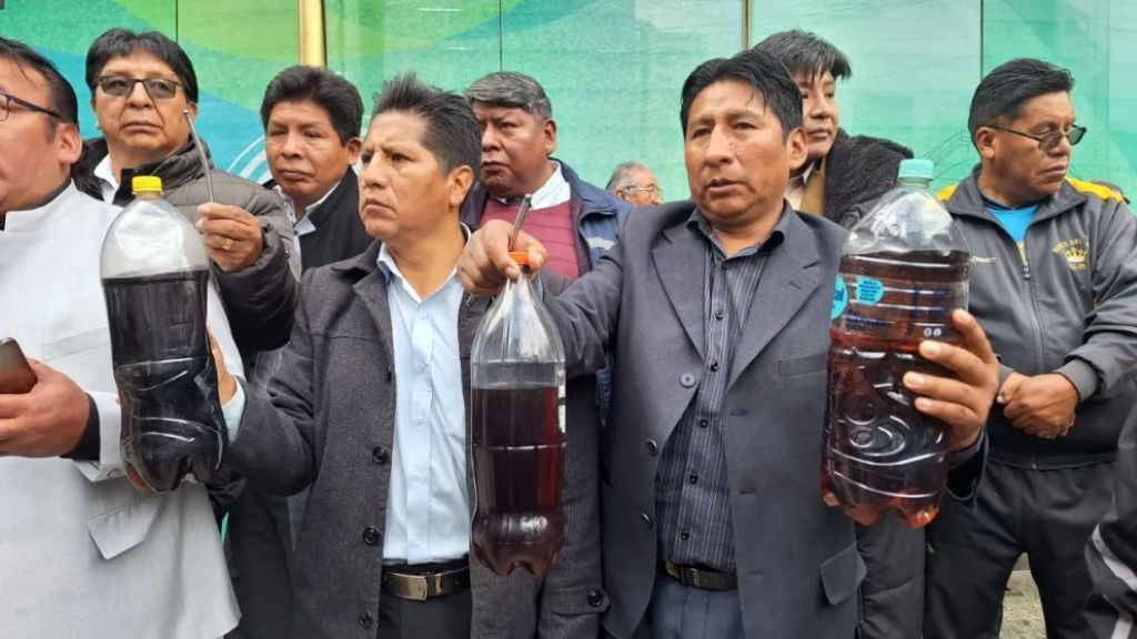 Choferes muestran la gasolina desestabilizada. / Foto: archivo