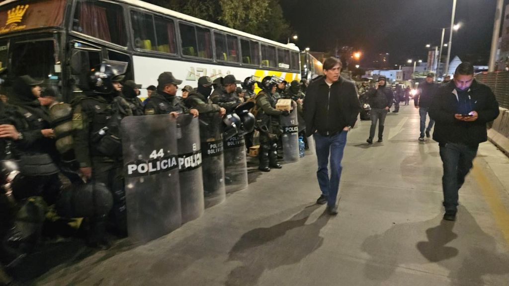 Efectivos de la Policía y el ministro Zamora, antes del operativo. / Foto: MOPSV