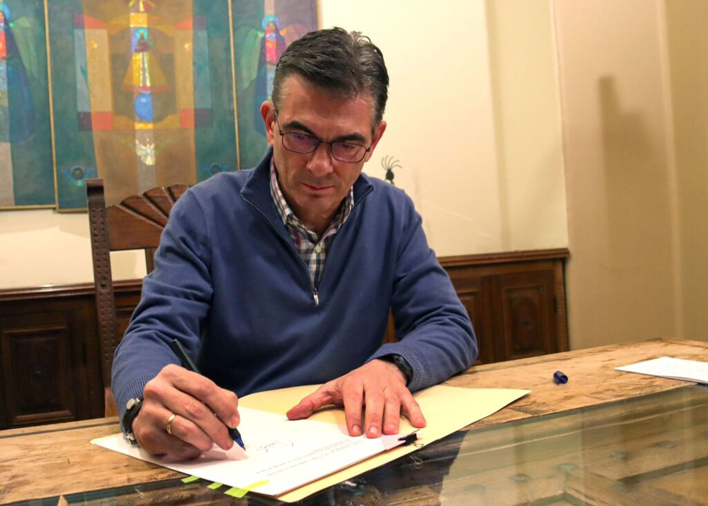 El presidente Paz firma la abrogación de la Ley 1720. / Foto: DirCom.