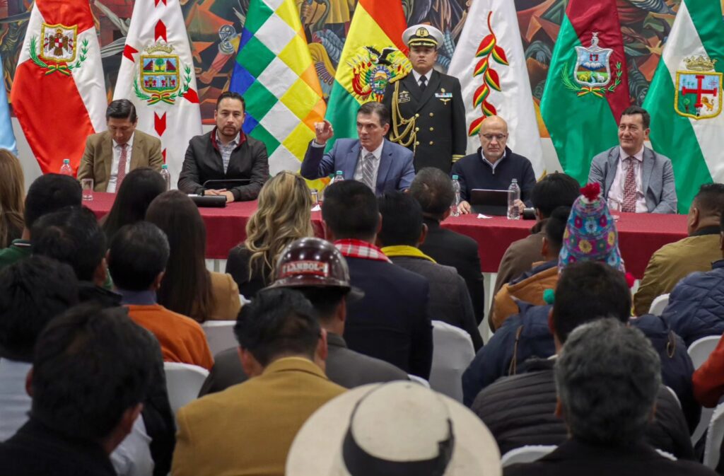 El presidente Rodrigo Paz en una reunión con los alcaldes del país. / Foto: RP.