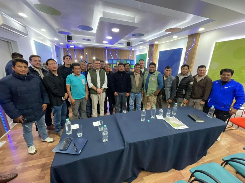El presidente Rodrigo Paz junto al ministro Mauricio Zamora, la ABC y dirigentes del transporte durante el diálogo. / Foto: MOPSV.
