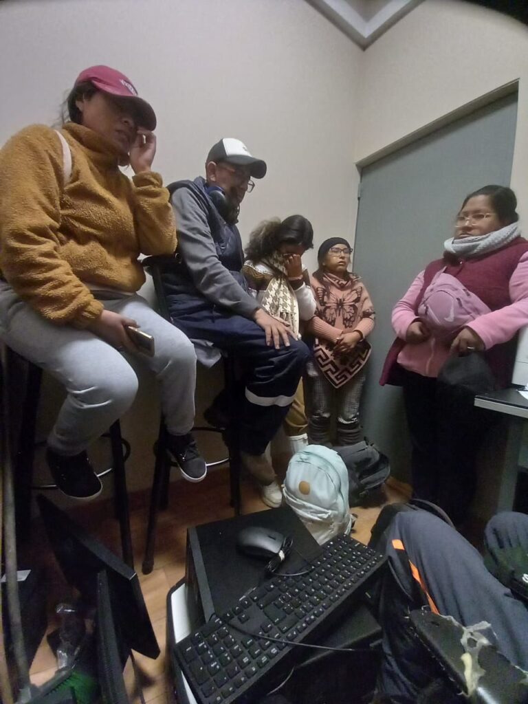 Funcionarios de Vías Bolivia ocultos en una de las dependencias de la tranca de Copata. Foto MOPSV