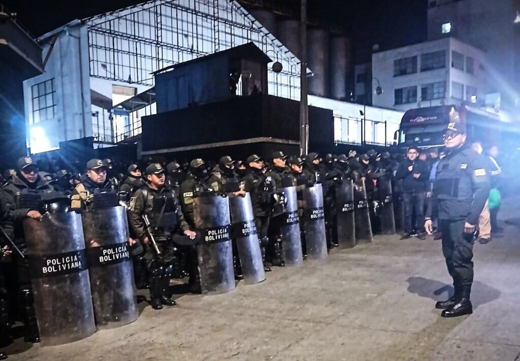 La Policía antes el operativo de desbloqueo del fin de semana en La Paz. / Foto: Policía