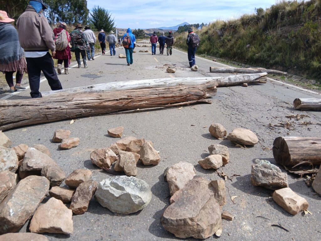La carretera antigua al departamento de Santa Cruz se encuentra bloqueada por campesinos. / Foto: RKC