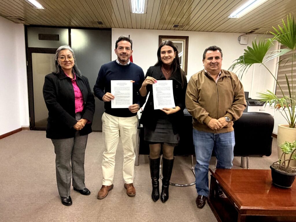 La gobernadora de Pando, Gabriela de Paiva, con autoridades de ABC. / Foto: GDP.