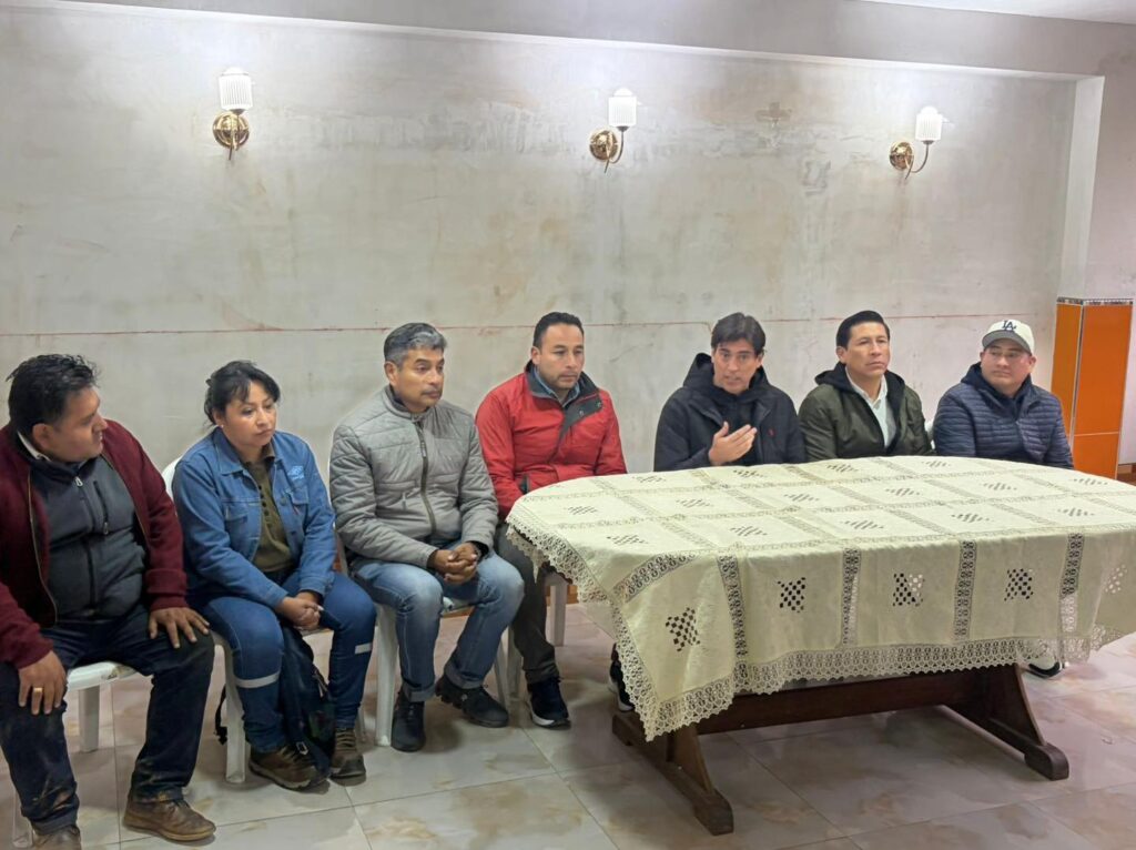 Las autoridades del Gobierno en el diálogo con los transportistas de los Yungas. Foto MOP
