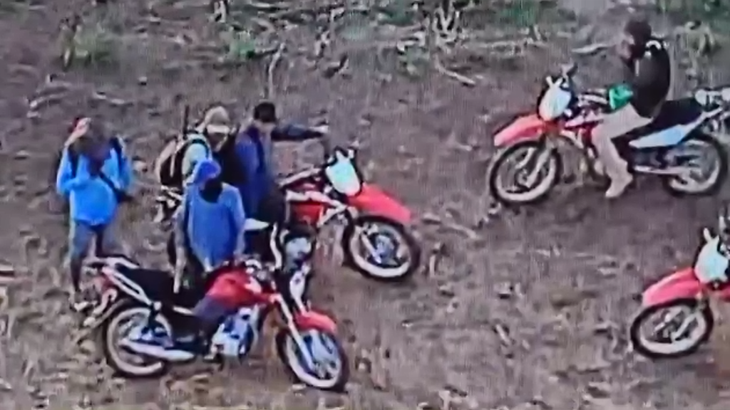 Los avasalladores que ingresaron al predio Santa Rita, en Guarayos. / Foto: eju.tv