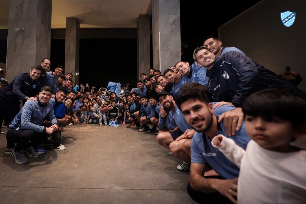 Los jugadores de Bolívar junto con los hinchas. / Foto: Bolívar