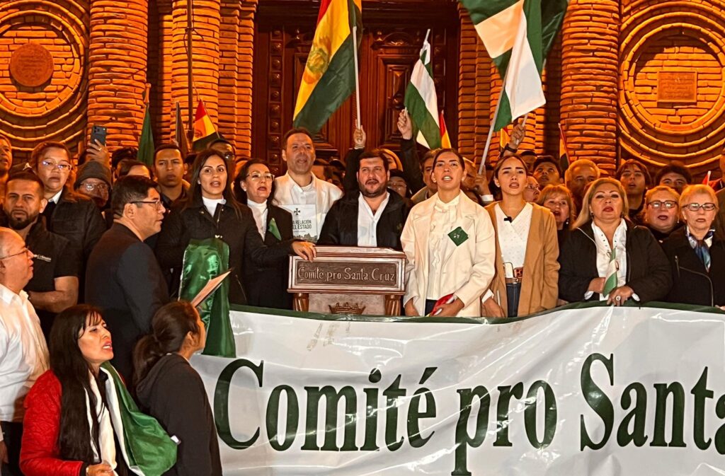 Los líderes del Comité Cívico de Santa Cruz en el acto en la plaza 24 de Septiembre. / Foto: CPST.